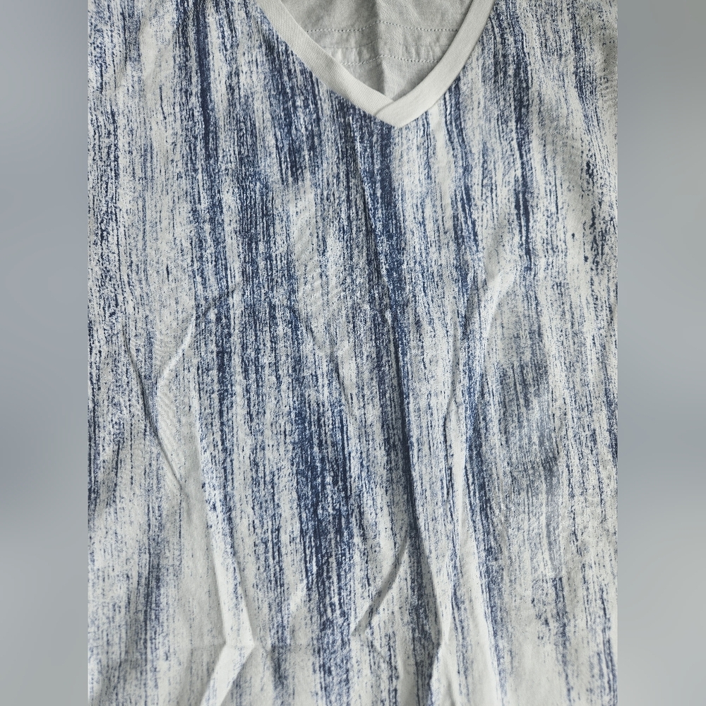 Guess Men's V-Neck T-Shirt - Picture 3 of 6